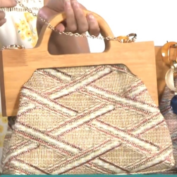 Multi Khaki Lattice Pattern Woven Clutch Bag (10.5"x3"x7") Wooden Handle Drop - Picture 8 of 13